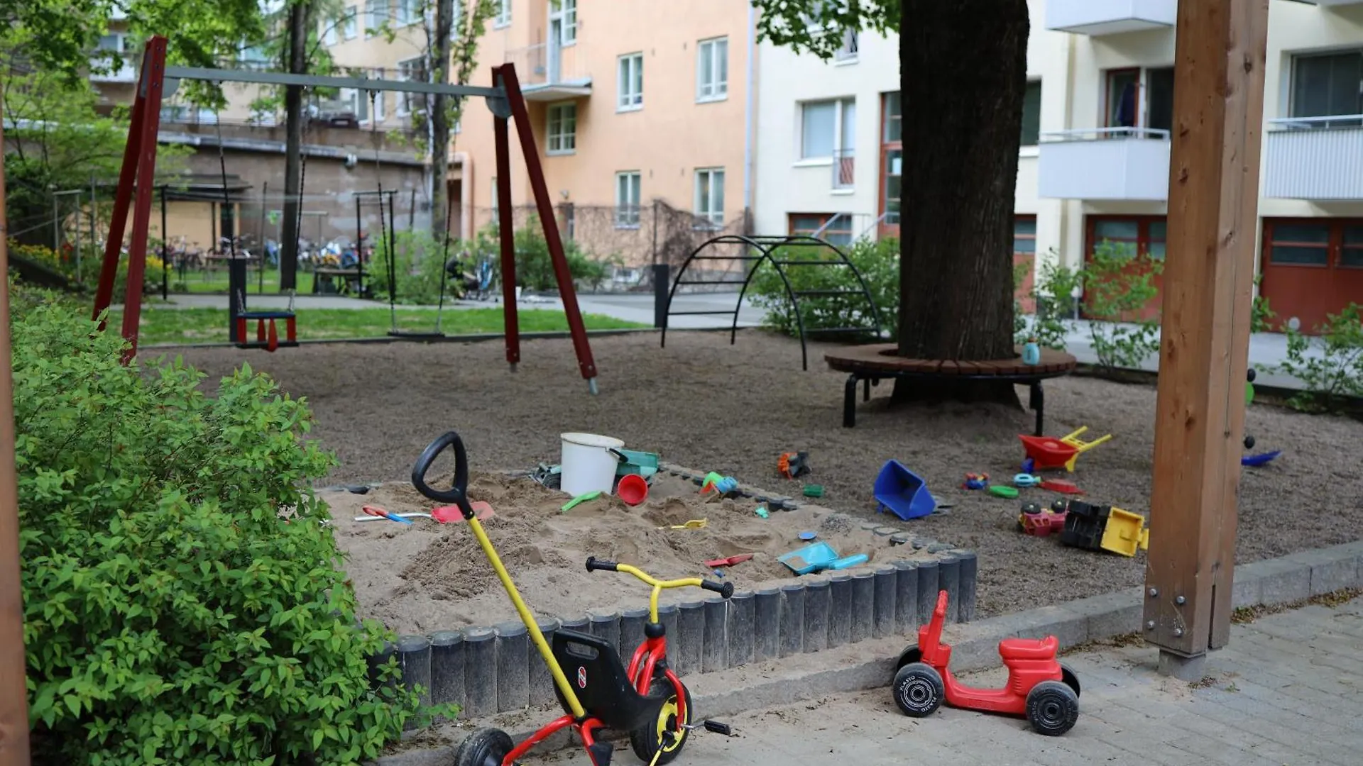 Urban Oasis - Two Bedrooms - Balcony - Nearby Metro Helsinki Apartment